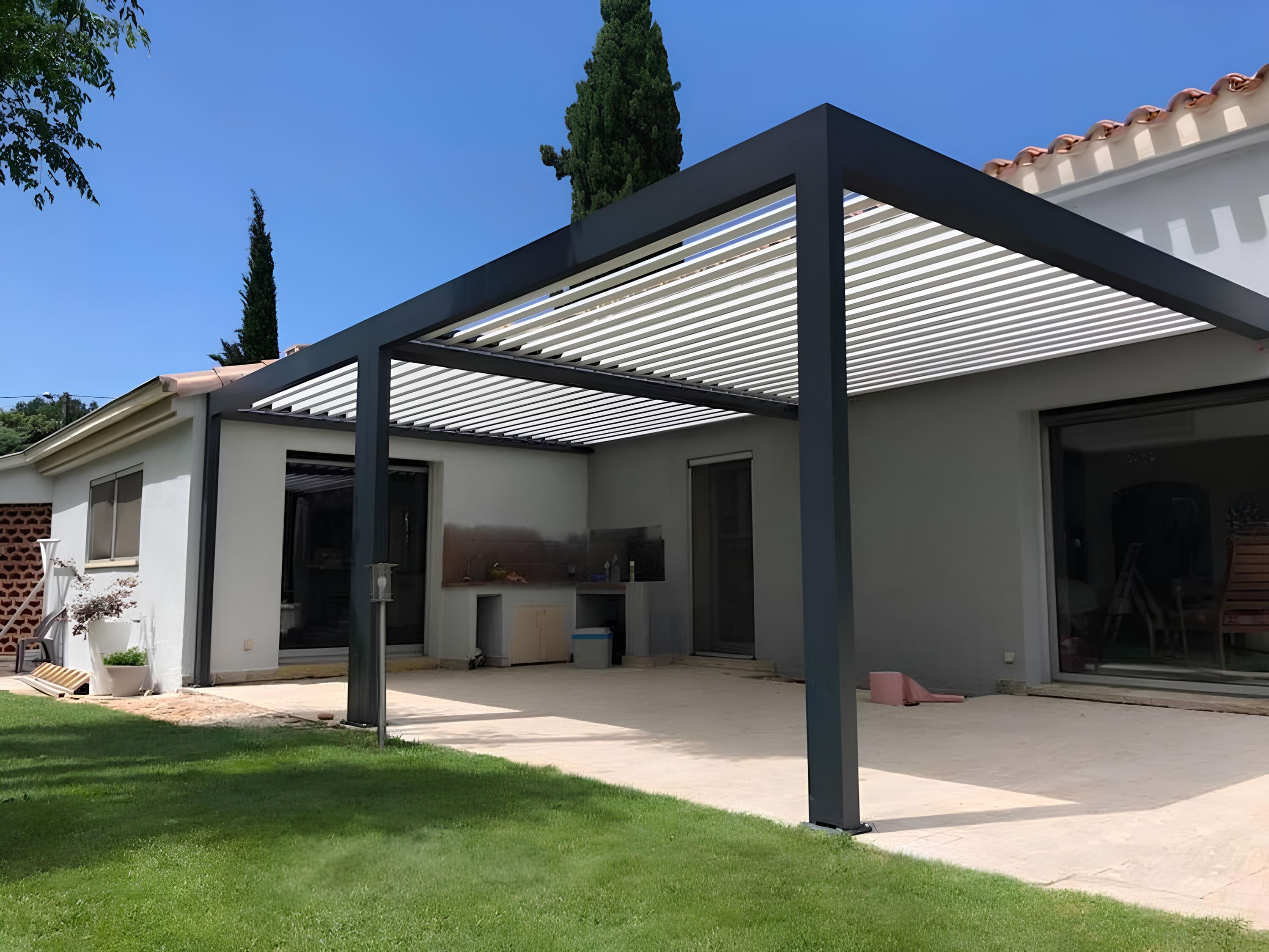 Pergola bioclimatique adossée