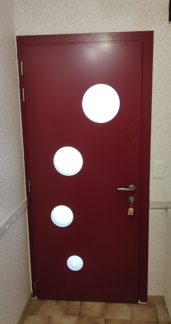 Porte d'entrée rouge à oculus